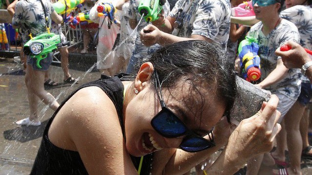 Songkran 2019: Bangkok bùng nổ với các màn té nước vui hết nấc, người dân Yangon lại té xà phòng độc đáo - Ảnh 13.