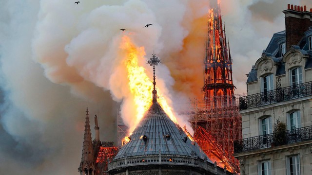 Tình yêu câm nín đến thống khổ của Thằng Gù và nàng Esmeralda đã bốc cháy và sụp đổ cùng đỉnh tháp 850 năm tuổi ở Nhà thờ Đức Bà Paris - Ảnh 1.