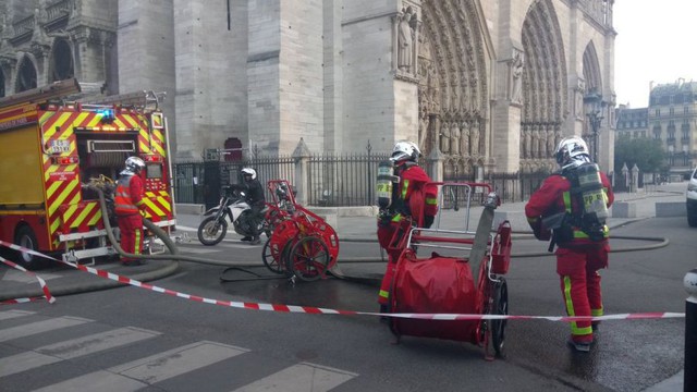 Lính cứu hoả Paris - Những người hùng thức trắng đêm, không màng nguy hiểm để cứu lấy Nhà thờ Đức Bà trong biển lửa - Ảnh 1.