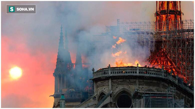  Những bảo vật vô giá của Nhà thờ Đức Bà may mắn sống sót qua vụ cháy chấn động thế giới - Ảnh 1.