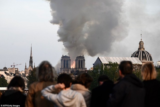 Người dân đau đớn nhìn ngọn lửa dữ dội trước mắt: Paris mà không có Nhà thờ Đức Bà thì không còn là Paris nữa - Ảnh 12.