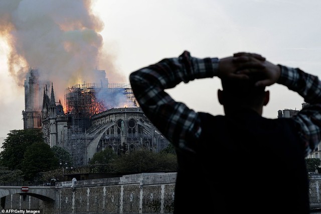 Người dân đau đớn nhìn ngọn lửa dữ dội trước mắt: Paris mà không có Nhà thờ Đức Bà thì không còn là Paris nữa - Ảnh 5.