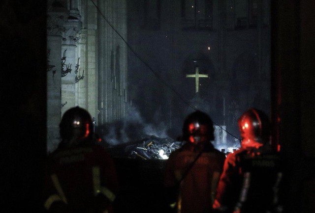 Lính cứu hoả Paris - Những người hùng thức trắng đêm, không màng nguy hiểm để cứu lấy Nhà thờ Đức Bà trong biển lửa - Ảnh 5.