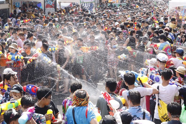 Songkran 2019: Bangkok bùng nổ với các màn té nước vui hết nấc, người dân Yangon lại té xà phòng độc đáo - Ảnh 6.