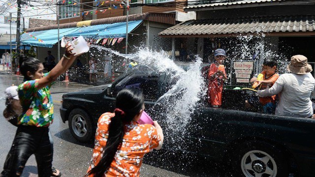 Songkran 2019: Bangkok bùng nổ với các màn té nước vui hết nấc, người dân Yangon lại té xà phòng độc đáo - Ảnh 7.