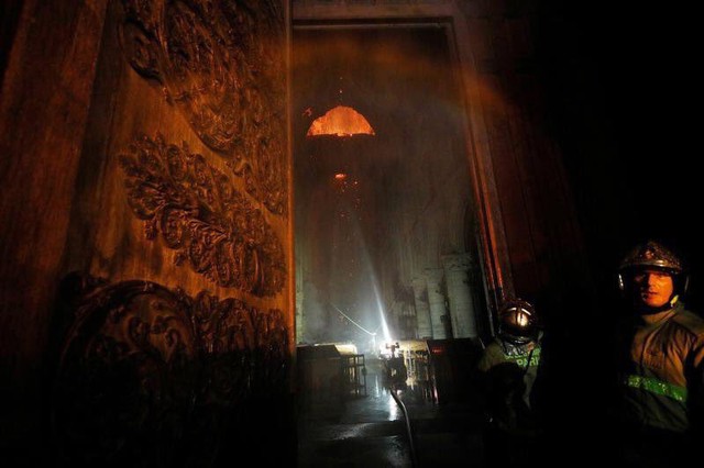 Lính cứu hoả Paris - Những người hùng thức trắng đêm, không màng nguy hiểm để cứu lấy Nhà thờ Đức Bà trong biển lửa - Ảnh 7.