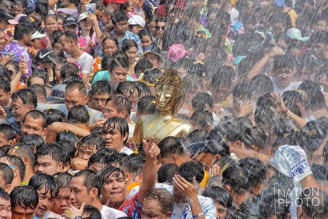 Songkran 2019: Bangkok bùng nổ với các màn té nước vui hết nấc, người dân Yangon lại té xà phòng độc đáo - Ảnh 9.