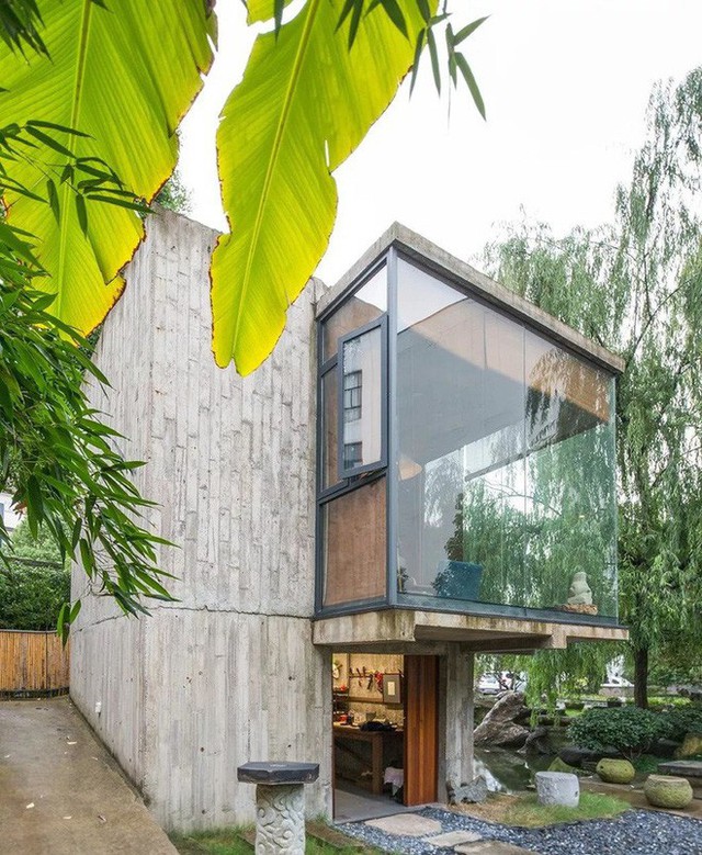  Căn nhà 2 tầng thô mộc theo phong cách Nhật Bản với lớp tường kính kết nối thiên nhiên, ẩn chứa vạn điều bất ngờ khiến nhiều người thích thú - Ảnh 1.