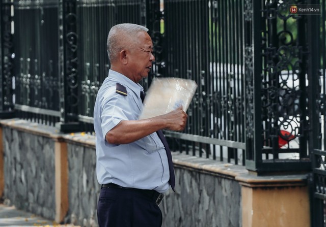 Người Sài Gòn nằm la liệt dưới bóng cây trên phố Nguyễn Huệ để trốn cái nóng hầm hập gần 40 độ C - Ảnh 11. Người Sài Gòn nằm la liệt dưới bóng cây trên phố Nguyễn Huệ để trốn cái nóng hầm hập gần 40 độ C - Ảnh 11.