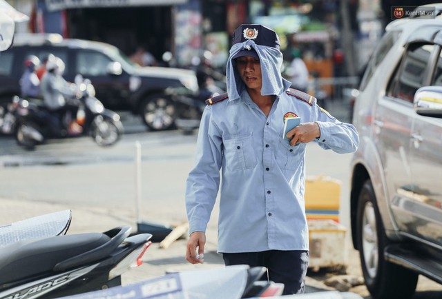Người Sài Gòn nằm la liệt dưới bóng cây trên phố Nguyễn Huệ để trốn cái nóng hầm hập gần 40 độ C - Ảnh 12. Người Sài Gòn nằm la liệt dưới bóng cây trên phố Nguyễn Huệ để trốn cái nóng hầm hập gần 40 độ C - Ảnh 12.