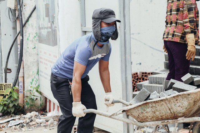 Người Sài Gòn nằm la liệt dưới bóng cây trên phố Nguyễn Huệ để trốn cái nóng hầm hập gần 40 độ C - Ảnh 13. Người Sài Gòn nằm la liệt dưới bóng cây trên phố Nguyễn Huệ để trốn cái nóng hầm hập gần 40 độ C - Ảnh 13.