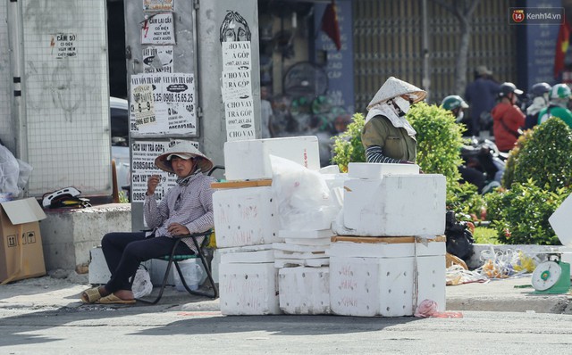 Người Sài Gòn nằm la liệt dưới bóng cây trên phố Nguyễn Huệ để trốn cái nóng hầm hập gần 40 độ C - Ảnh 15.