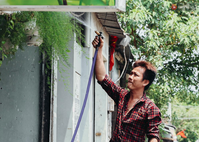 Người Sài Gòn nằm la liệt dưới bóng cây trên phố Nguyễn Huệ để trốn cái nóng hầm hập gần 40 độ C - Ảnh 16. Người Sài Gòn nằm la liệt dưới bóng cây trên phố Nguyễn Huệ để trốn cái nóng hầm hập gần 40 độ C - Ảnh 16.