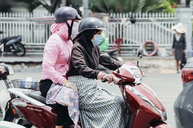 Người Sài Gòn nằm la liệt dưới bóng cây trên phố Nguyễn Huệ để trốn cái nóng hầm hập gần 40 độ C - Ảnh 3.