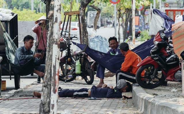 Người Sài Gòn nằm la liệt dưới bóng cây trên phố Nguyễn Huệ để trốn cái nóng hầm hập gần 40 độ C - Ảnh 4.