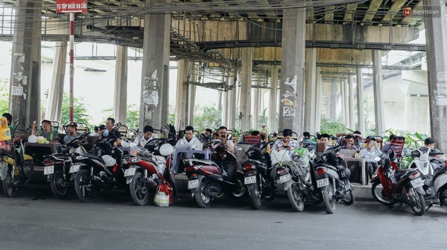 Người Sài Gòn nằm la liệt dưới bóng cây trên phố Nguyễn Huệ để trốn cái nóng hầm hập gần 40 độ C - Ảnh 5. Người Sài Gòn nằm la liệt dưới bóng cây trên phố Nguyễn Huệ để trốn cái nóng hầm hập gần 40 độ C - Ảnh 5.