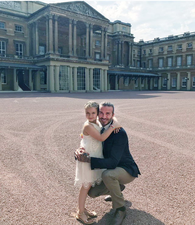 Tiểu công chúa Harper Beckham: Cuộc sống quý tộc phủ kín bằng tình thân và hàng hiệu của cô bé hạnh phúc nhất Hollywood - Ảnh 8. Tiểu công chúa Harper Beckham: Cuộc sống quý tộc phủ kín bằng tình thân và hàng hiệu của cô bé hạnh phúc nhất Hollywood - Ảnh 8.