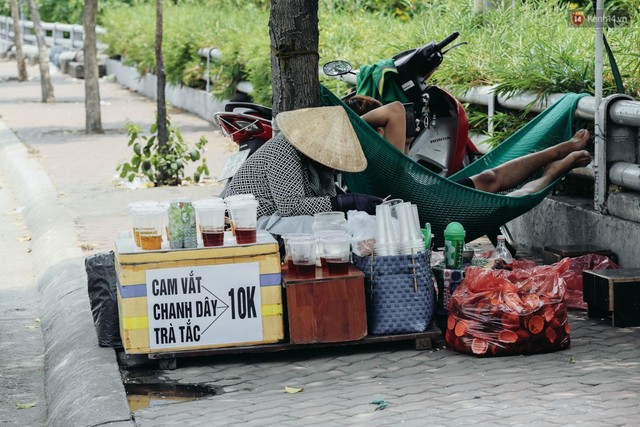 Người Sài Gòn nằm la liệt dưới bóng cây trên phố Nguyễn Huệ để trốn cái nóng hầm hập gần 40 độ C - Ảnh 8.
