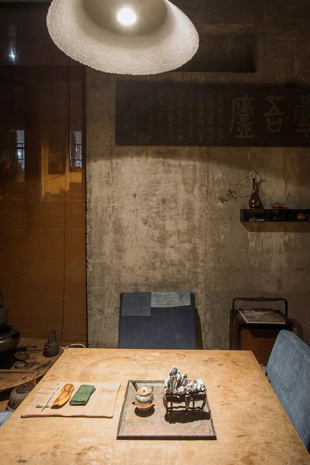  Căn nhà 2 tầng thô mộc theo phong cách Nhật Bản với lớp tường kính kết nối thiên nhiên, ẩn chứa vạn điều bất ngờ khiến nhiều người thích thú - Ảnh 9.