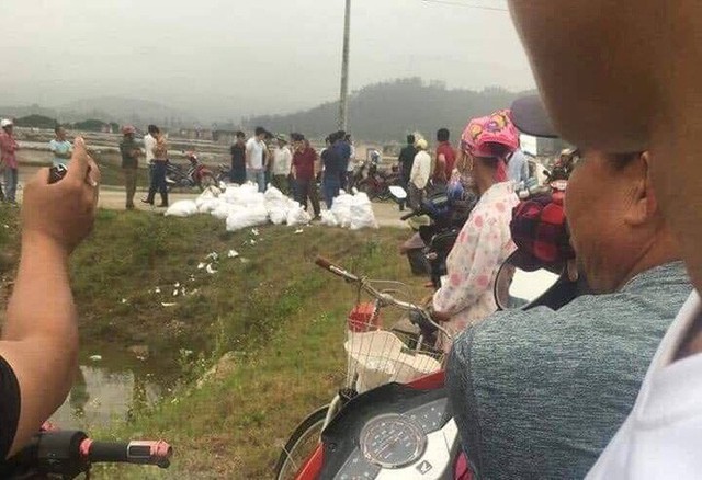 Vụ bắt giữ gần 1 tấn ma túy đá ở Nghệ An: Từ đống rác ven đường đến nhà kho toàn loa thùng - Ảnh 1.