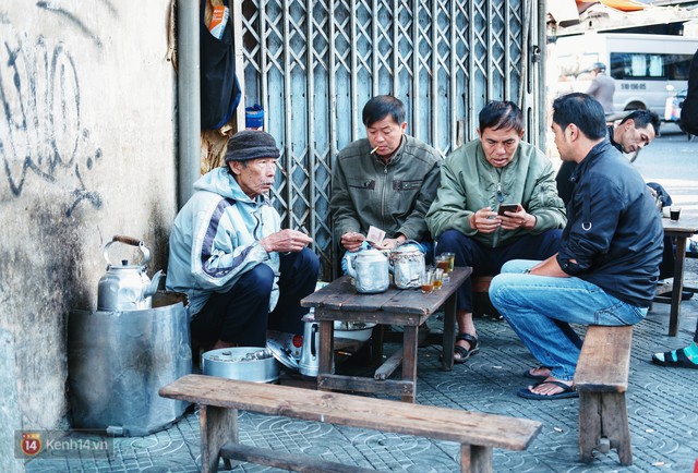 Quán cà phê vợt độc nhất vô nhị ở Đà Lạt, 30 năm chỉ bán từ 4 giờ sáng đến hơn 7 giờ sáng mỗi ngày - Ảnh 1.