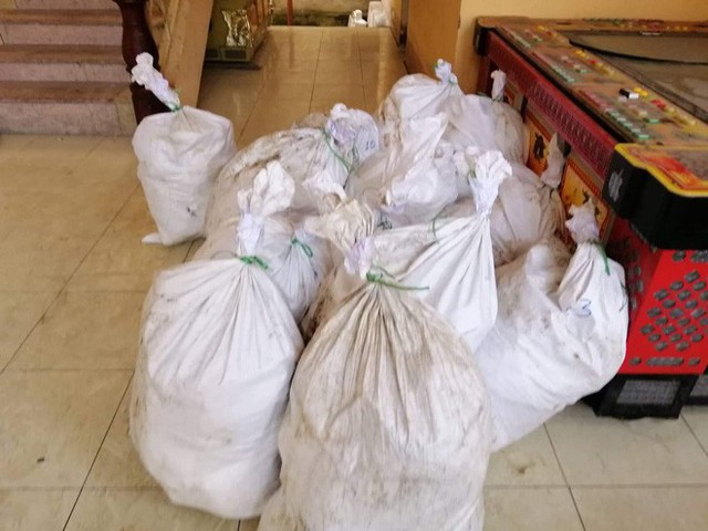 Vụ bắt giữ gần 1 tấn ma túy đá ở Nghệ An: Từ đống rác ven đường đến nhà kho toàn loa thùng - Ảnh 3.