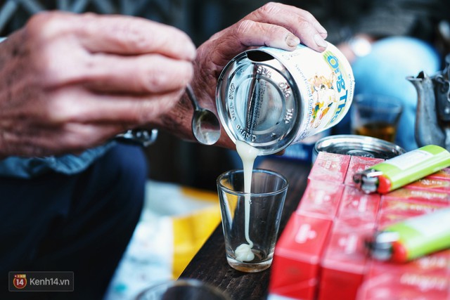 Quán cà phê vợt độc nhất vô nhị ở Đà Lạt, 30 năm chỉ bán từ 4 giờ sáng đến hơn 7 giờ sáng mỗi ngày - Ảnh 4.