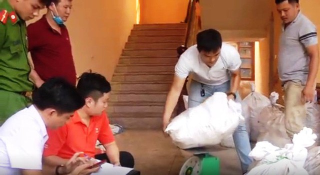 Vụ bắt giữ gần 1 tấn ma túy đá ở Nghệ An: Từ đống rác ven đường đến nhà kho toàn loa thùng - Ảnh 6. Vụ bắt giữ gần 1 tấn ma túy đá ở Nghệ An: Từ đống rác ven đường đến nhà kho toàn loa thùng - Ảnh 6.