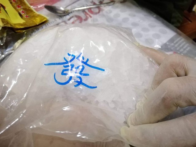 Vụ bắt giữ gần 1 tấn ma túy đá ở Nghệ An: Từ đống rác ven đường đến nhà kho toàn loa thùng - Ảnh 10. Vụ bắt giữ gần 1 tấn ma túy đá ở Nghệ An: Từ đống rác ven đường đến nhà kho toàn loa thùng - Ảnh 10.