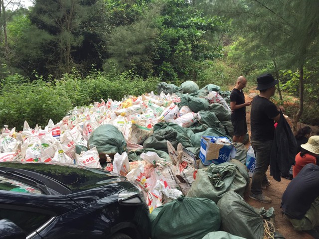 Thử thách dọn rác phiên bản lôi kéo đông vui nhất: 100 người nhặt cả tấn rác ở bãi sông Hồng, xử lý 90% rác khổng lồ ở Sơn Trà - Ảnh 11.