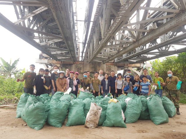 Thử thách dọn rác phiên bản lôi kéo đông vui nhất: 100 người nhặt cả tấn rác ở bãi sông Hồng, xử lý 90% rác khổng lồ ở Sơn Trà - Ảnh 6.