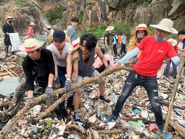 Thử thách dọn rác phiên bản lôi kéo đông vui nhất: 100 người nhặt cả tấn rác ở bãi sông Hồng, xử lý 90% rác khổng lồ ở Sơn Trà - Ảnh 9.