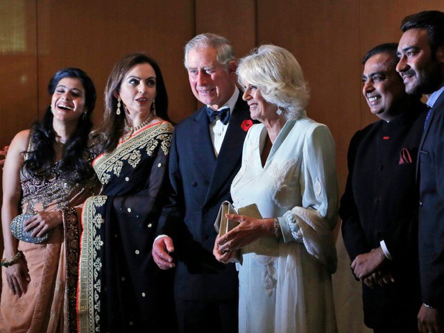 Cuộc sống xa hoa cùng các mối quan hệ với người nổi tiếng của tỷ phú giàu nhất Ấn Độ - Ảnh 20.