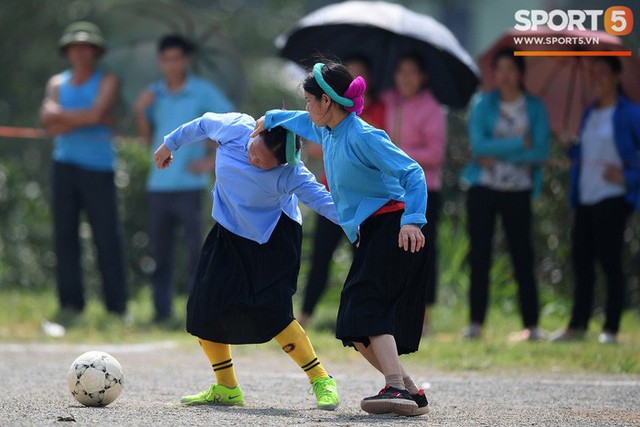 Cánh đàn ông địu con ngắm chị em mặc váy, xỏ giày biểu diễn bóng đá kỹ thuật chẳng kém Quang Hải - Ảnh 27.