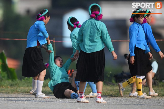 Cánh đàn ông địu con ngắm chị em mặc váy, xỏ giày biểu diễn bóng đá kỹ thuật chẳng kém Quang Hải - Ảnh 29.