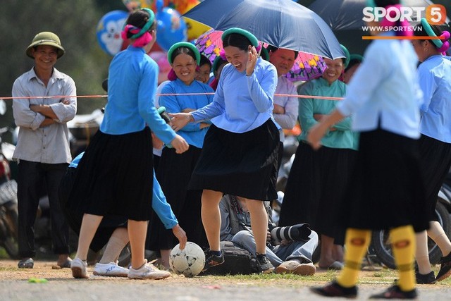 Cánh đàn ông địu con ngắm chị em mặc váy, xỏ giày biểu diễn bóng đá kỹ thuật chẳng kém Quang Hải - Ảnh 32.