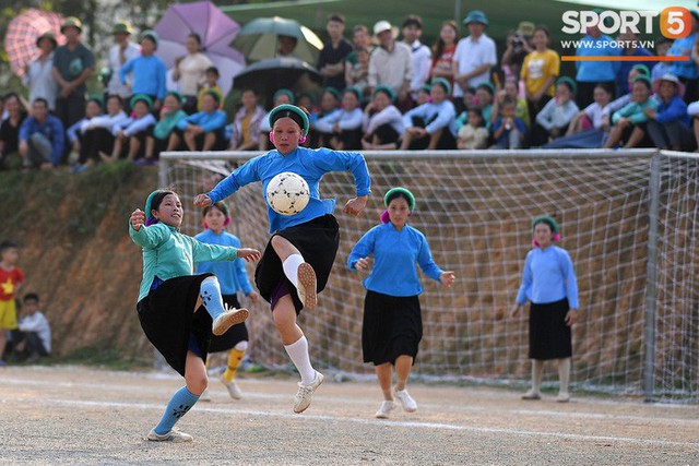 Cánh đàn ông địu con ngắm chị em mặc váy, xỏ giày biểu diễn bóng đá kỹ thuật chẳng kém Quang Hải - Ảnh 9.