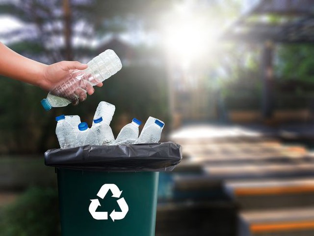 Video hé lộ sự thật về tái chế rác nhựa: Thì ra việc vứt rác đúng chỗ thôi là chưa đủ - Ảnh 1.