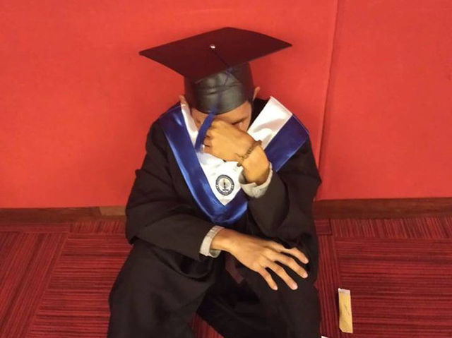  Cử nhân Philippines gục khóc trong ngày ra trường: 4 lần tốt nghiệp loại xuất sắc, bố mẹ không đến 1 lần nào - Ảnh 2.