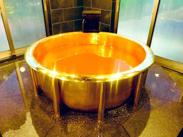 Nhật Bản ra mắt bồn tắm vàng 18K trị giá 162 tỷ, giá cho thuê 1,1 triệu/giờ - Ảnh 3.