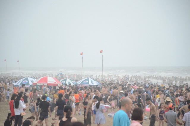 Ảnh: Biển Sầm Sơn đục ngầu, hàng vạn người vẫn chen chúc vui chơi dịp lễ 30/4 - 1/5 - Ảnh 2.
