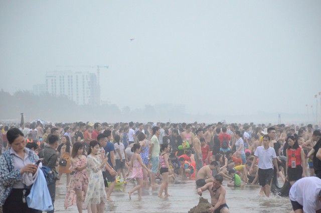 Ảnh: Biển Sầm Sơn đục ngầu, hàng vạn người vẫn chen chúc vui chơi dịp lễ 30/4 - 1/5 - Ảnh 9.