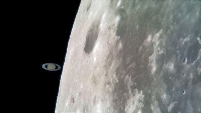 Tin được không: Tấm ảnh Sao Thổ chạm Mặt trăng này được chụp bằng Galaxy S8 gắn kính viễn vọng! - Ảnh 1.