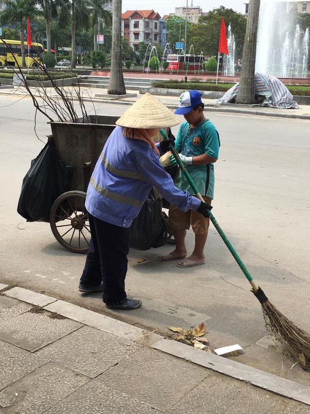 Cảm động hình ảnh cậu bé phụ mẹ thu gom rác trong những ngày nghỉ lễ: Mẹ không được nghỉ, cháu làm cho mẹ đỡ mệt - Ảnh 2.