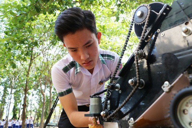 Hai học sinh cấp 3 chế tạo thành công máy thu gom nông sản tự động - Ảnh 1. Hai học sinh cấp 3 chế tạo thành công máy thu gom nông sản tự động - Ảnh 1.