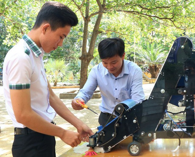 Hai học sinh cấp 3 chế tạo thành công máy thu gom nông sản tự động - Ảnh 2. Hai học sinh cấp 3 chế tạo thành công máy thu gom nông sản tự động - Ảnh 2.