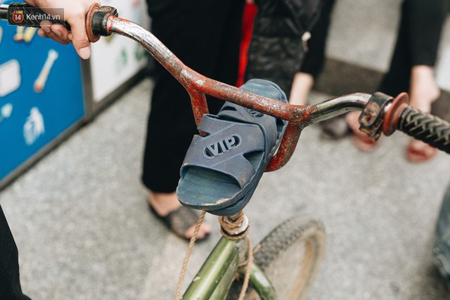 103 triệu đồng cho đôi dép khét lẹt và chiếc xe đạp vượt 103 km của cậu bé Sơn La: Sự tử tế của những người xa lạ - Ảnh 4.