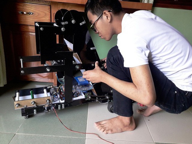 Hai học sinh cấp 3 chế tạo thành công máy thu gom nông sản tự động - Ảnh 3.
