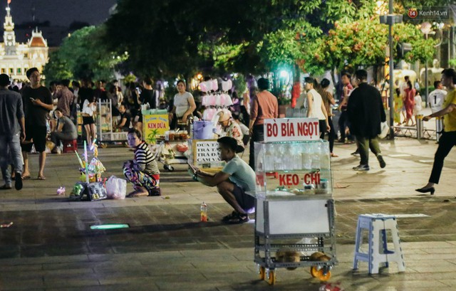 Còn đâu phố đi bộ Nguyễn Huệ: Hàng rong bủa vây, ghế nhựa tràn lan lối đi cho khách ngồi ăn uống - Ảnh 14.