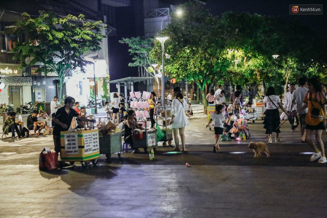Còn đâu phố đi bộ Nguyễn Huệ: Hàng rong bủa vây, ghế nhựa tràn lan lối đi cho khách ngồi ăn uống - Ảnh 17.